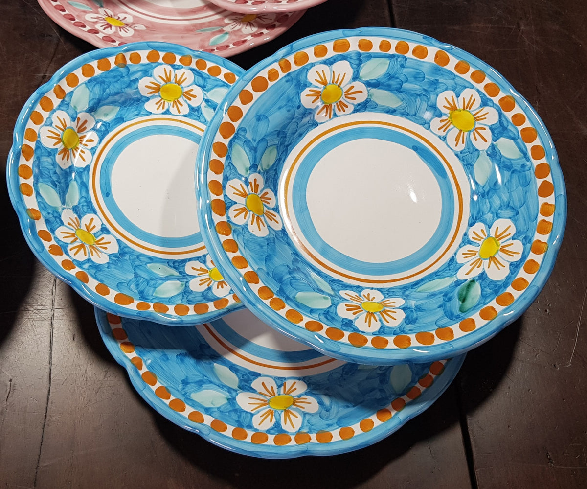 Tris di piatti linea fiori fondo azzurro. Ceramica di vietri dipinta a