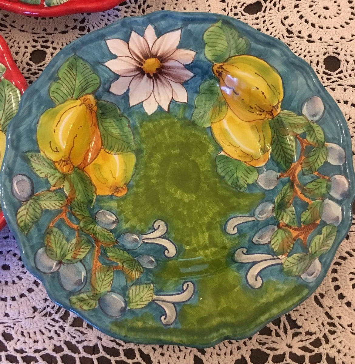 Piatto linea top decoro fiori e limoni a contrasto. Ceramica di vietri –  Vietri With Love