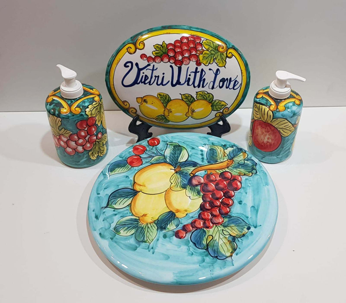 Set Cucina composto da Poggiapentole e 2 dosatori Decoro Frutta – Vietri  With Love