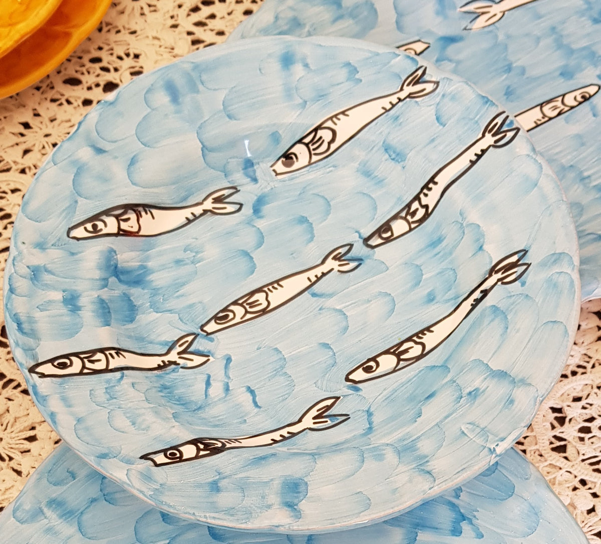 Piatto smerlato linea sardine fondo azzurro chiaro . Ceramica di Vietr –  Vietri With Love