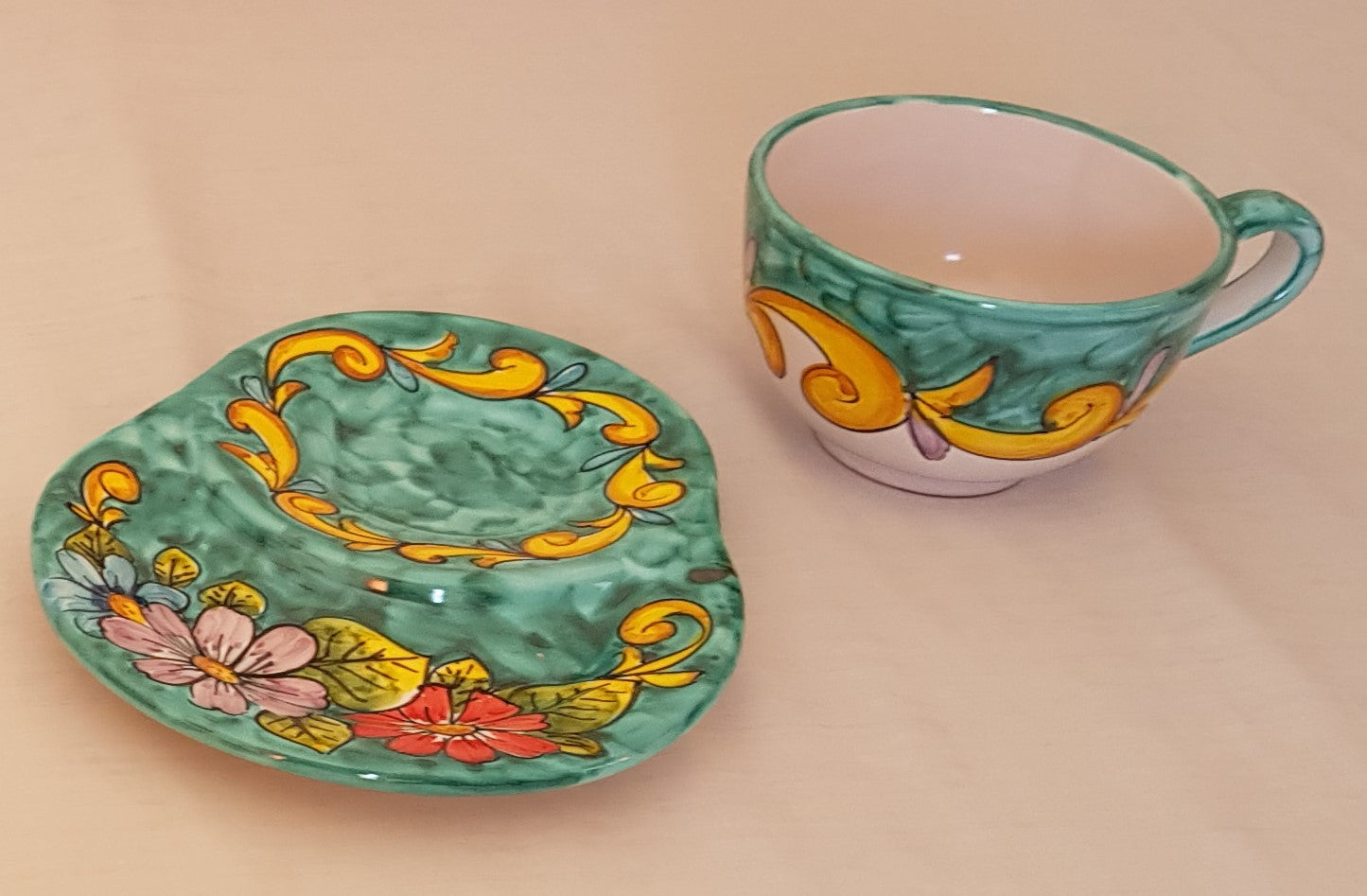 Tazza da latte con piatto portabiscotti, linea barocco e fiori . Ceramica  di Vietri dipinta a mano.