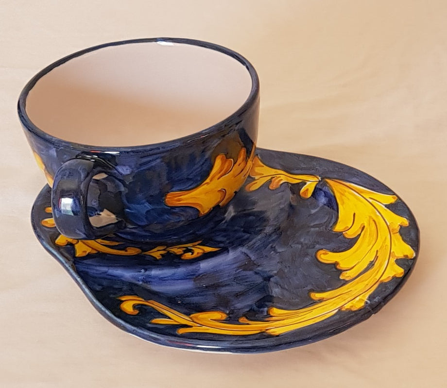 Tazza da latte con piatto portabiscotti, linea barocco e fiori . Ceramica  di Vietri dipinta a mano.