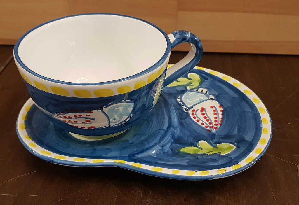 Tazza da latte con piatto portabiscotti, linea barocco e fiori . Ceramica  di Vietri dipinta a mano.