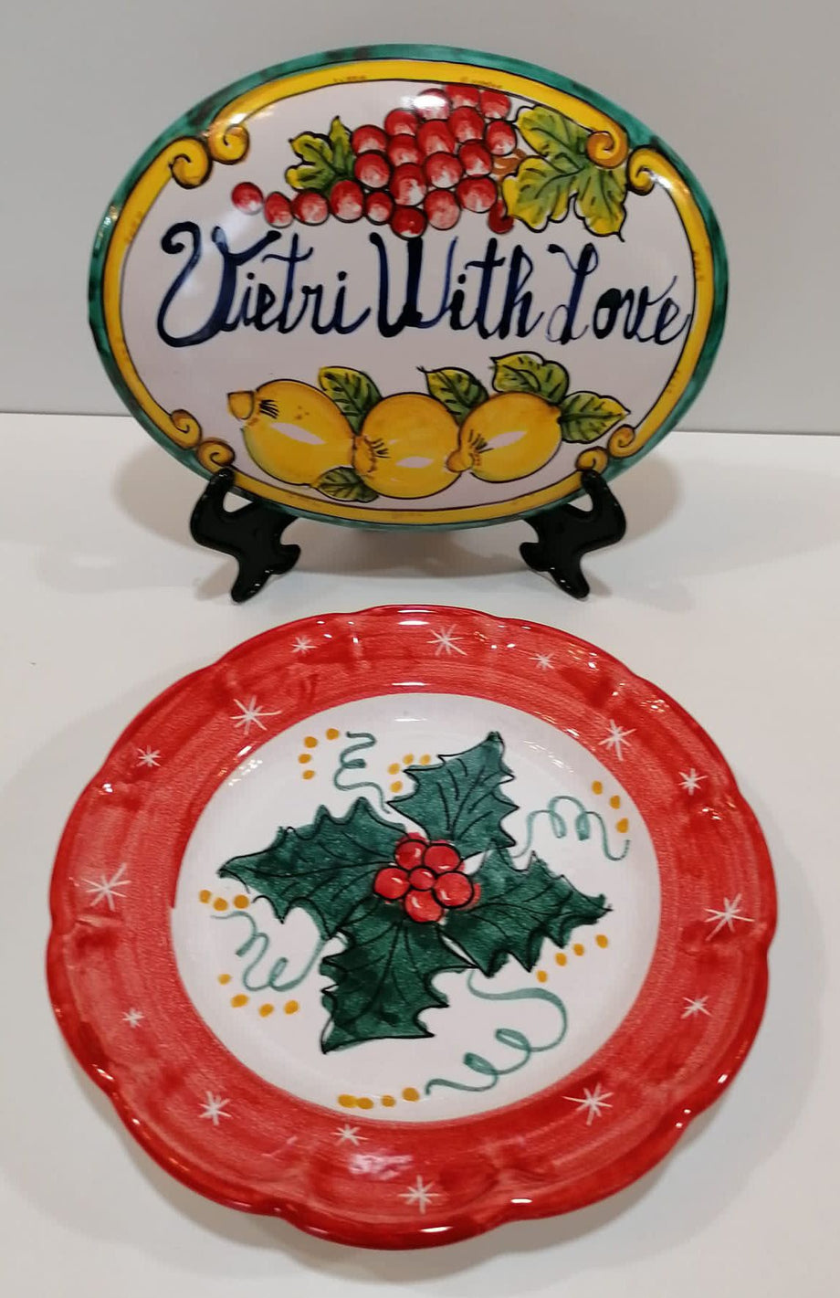 Piatto decoro natalizio Stelle di Natale bordo rosso. Ceramica di Vietri.  Disponibile piano, fondo, frutta/dolce o sottopiatto